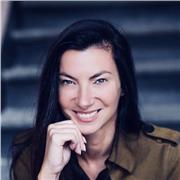 Insegnante di italiano , inglese , storia e geografia impartisce lezioni a studenti di scuola elementare e media